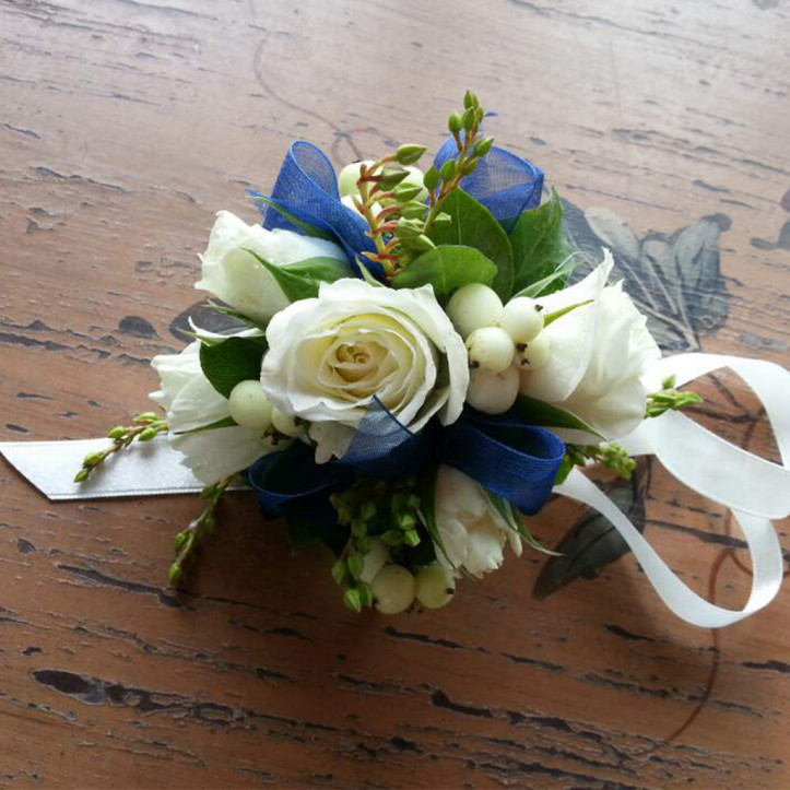 White Elegance Corsage